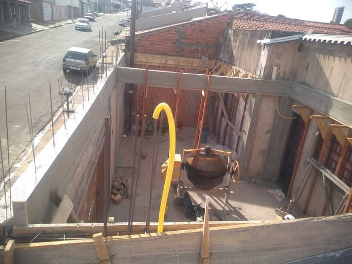 Vista de cima do canteiro de obras: laje, betoneira, escoras e ferros