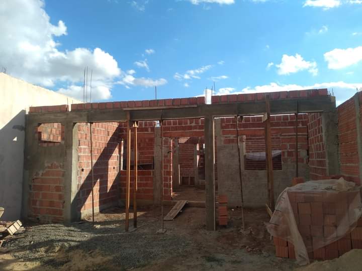 Obra de alvenaria com tijolos, pilares e vigas de concreto
